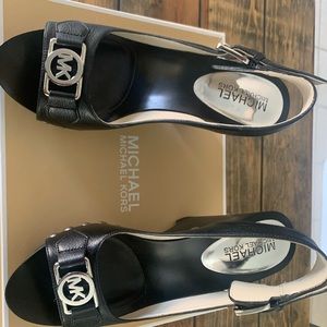 Michael Kors Charm Sling Black